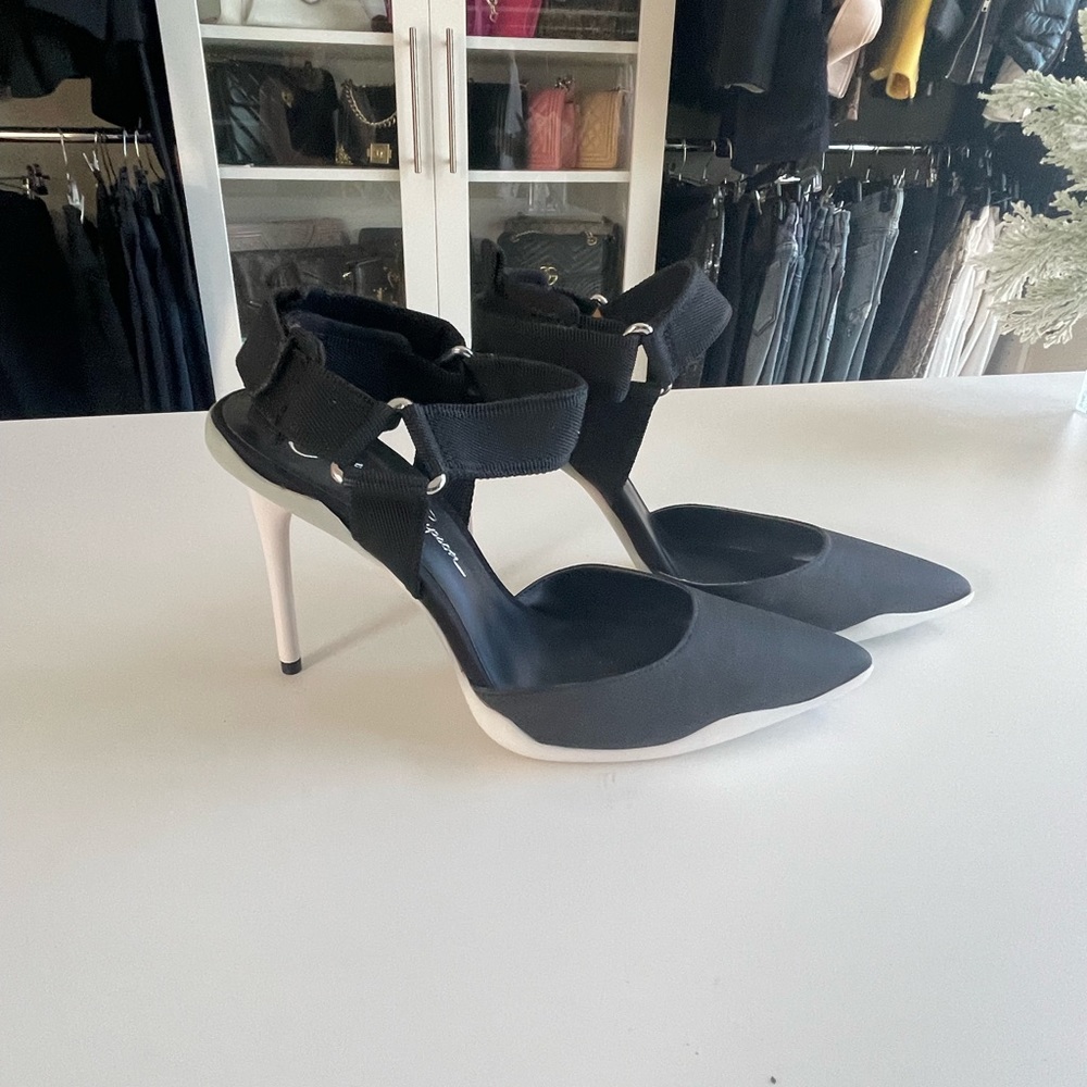 Jessica Simpson pump never worn with Velcro closure at ankle